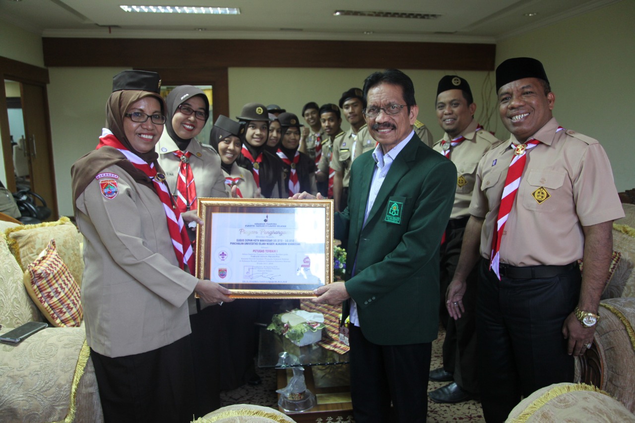 Gambar UKM PRAMUKA UIN Alauddin SERAHKAN PIAGAM PRESTASI KE REKTOR UIN ALAUDDIN
